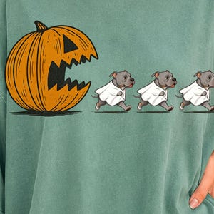 Cachorro Fantasma de Halloween PNG, Camiseta Divertida para Mãe de Pitbull, Design Assustador para a Temporada, Download Digital, Presente para Amante de Cães, Pai, Abóbora Perseguindo Fantasma