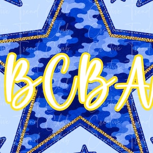 Può includere: Una grande stella centrale e otto stelle più piccole con un motivo mimetico blu e contorni glitterati dorati. Le lettere BCBA sono scritte in un carattere corsivo giallo e grassetto al centro della grande stella su uno sfondo azzurro.