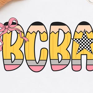 Pode incluir: Uma tela branca com as letras BCBA desenhadas como lápis amarelos com pontas pretas, faixas cinzentas e borrachas cor-de-rosa. Um laço cor-de-rosa está preso à letra B e uma estrela axadrezada preta e branca está na letra A.