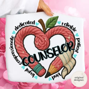 Può includere: Una borsa tote bianca con un design a forma di cuore fatto di corda rossa, una matita e la parola "COUNSELOR". Il design include parole come "dedicato", "compassionevole" e "affidabile".