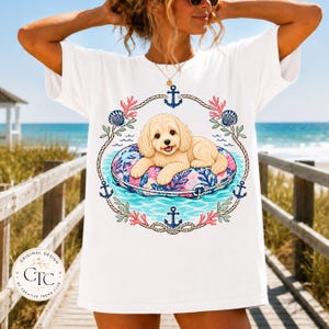 Doodle Mama Sommar Kust Png Cavapoo Png Nautisk Hund Mamma T-shirt Design Semester Png Pudel Valp Ladda Ner Söt Kryssning Png Strandvibbar T-shirt