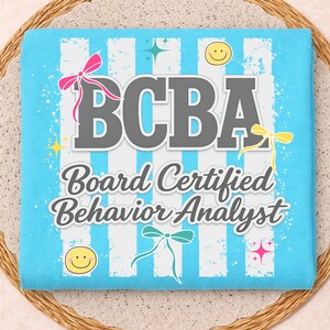 Puede incluir: Fondo azul claro con rayas blancas y el texto "BCBA Board Certified Behavior Analyst". El diseño incluye lazos rosas, amarillos y turquesas, caras sonrientes y estrellas. El diseño general es alegre y profesional.