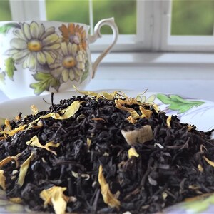 Té The Bee's Knees, hojas sueltas, té negro, té de miel, té de limón, té de fiesta en el jardín imagen 1