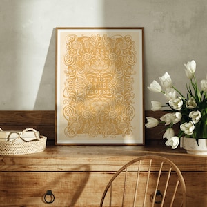 TRUST THE PROCESS - fine art poster print spirituele quote hippie trippy minimale gele wand decor vintage illustratie