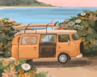 Puede incluir: Una camioneta amarilla vintage con tablas de surf en el techo estacionada cerca de una playa con una luna creciente en el cielo. La camioneta está rodeada de un campo de flores coloridas.