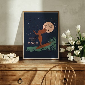 NIÑO DE LA LUNA - cartel de chica surfista impresión de bellas artes olas ilustración vintage california luna llena celestial decoración de pared