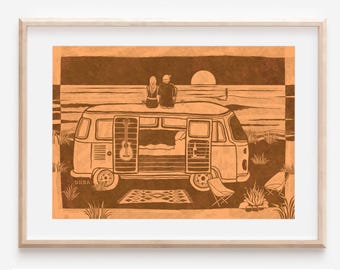 Puede incluir: Una ilustración marrón y naranja de una pareja sentada en la parte superior de una camioneta vintage estacionada en una playa al atardecer. La camioneta tiene una guitarra en su interior y una fogata arde en la arena. El texto "ONDA" es visible en la camioneta.