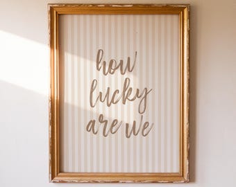 Impresión "Qué suerte tenemos" / Arte romántico de pared con rayas beige (descarga digital)