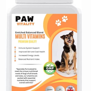 以下が含まれることがあります： 犬用のPAW VITALITYマルチビタミンボトル。ボトルはオレンジと白で、前面に犬の画像が描かれています。ラベルには「強化されたバランスのとれたブレンドマルチビタミンプレミアム品質」と記載されており、免疫システムのサポート、皮膚と被毛の改善、エネルギーレベルの向上、バランスの取れた栄養摂取などの利点を挙げています。ボトルには、「すべての品種とサイズの犬のユニークな栄養ニーズを満たすために特別に配合された、私たちのビタミンは、全体的な健康をサポートする必須栄養素が詰まっています。」と記載されています。ボトルはGMP認定で、英国製です。チキンフレーバーで、120錠入りです。