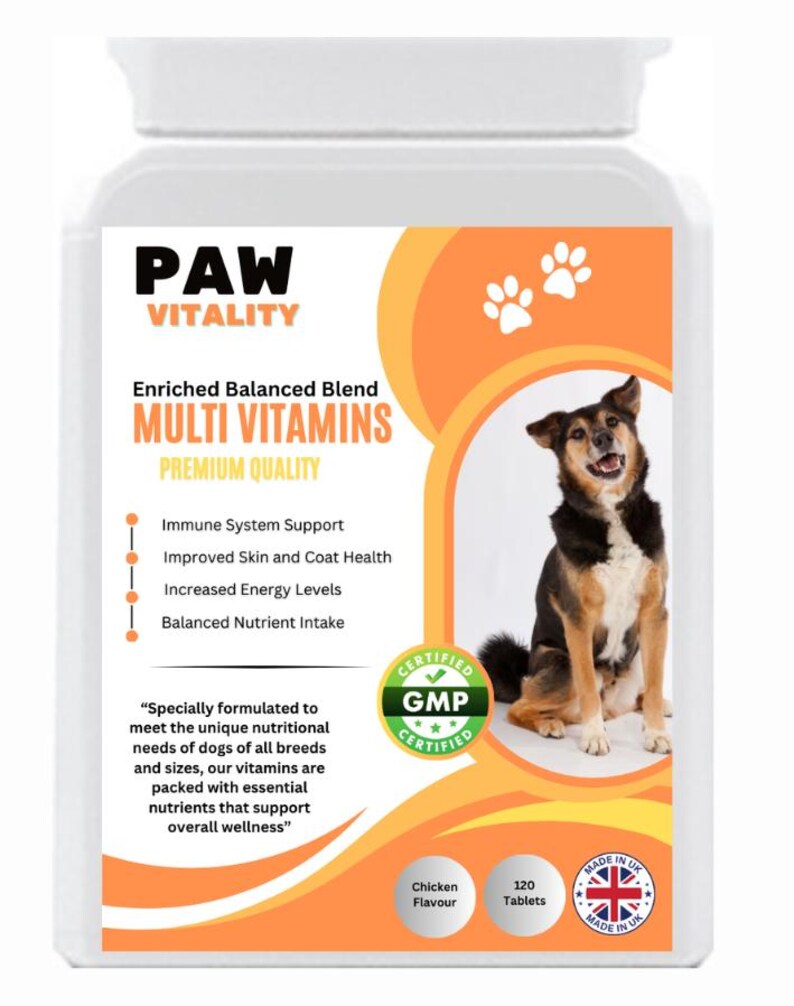以下が含まれることがあります： 犬用のPAW VITALITYマルチビタミンボトル。ボトルはオレンジと白で、前面に犬の画像が描かれています。ラベルには「強化されたバランスのとれたブレンドマルチビタミンプレミアム品質」と記載されており、免疫システムのサポート、皮膚と被毛の改善、エネルギーレベルの向上、バランスの取れた栄養摂取などの利点を挙げています。ボトルには、「すべての品種とサイズの犬のユニークな栄養ニーズを満たすために特別に配合された、私たちのビタミンは、全体的な健康をサポートする必須栄養素が詰まっています。」と記載されています。ボトルはGMP認定で、英国製です。チキンフレーバーで、120錠入りです。