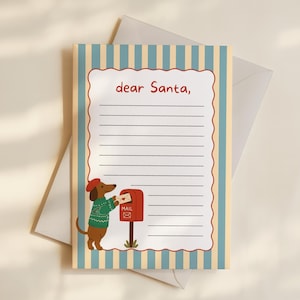 Puede incluir: Una hoja de papel de carta rectangular con rayas verticales azules y crema, con un centro blanco festoneado con el texto "dear Santa," y líneas horizontales. Un perro salchicha marrón con suéter verde y boina roja envía una carta.