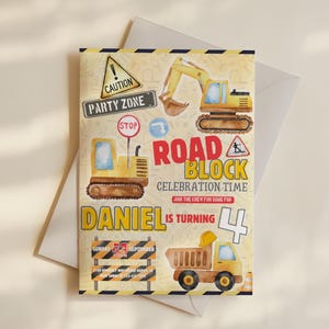 Puede incluir: Una tarjeta de invitación rectangular con ilustraciones en acuarela de excavadoras amarillas y un camión volquete con temática de construcción. El texto dice Caution Party Zone, Road Block Celebration Time, Daniel is turning 4 y detalles del evento.