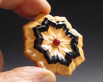 Botón ornamental de varias capas