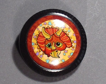 Botón de madera y arcilla polimérica de triceratops