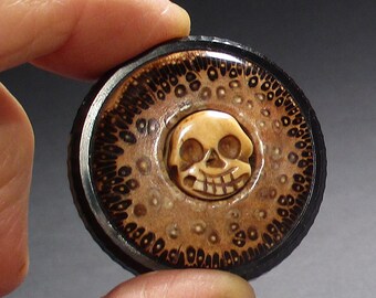 Botón de madera y calavera pirata