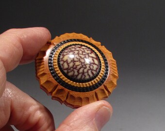 Botón ornamental con nuez de betel