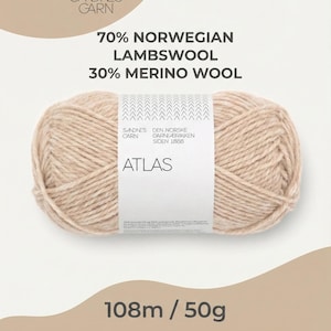 Peut inclure: Pelote de laine Atlas beige, composée de 70% de laine d'agneau norvégienne et de 30% de laine mérinos. L'étiquette indique "SANDNES GARN" et "ATLAS". La pelote contient 108 mètres de fil et pèse 50 grammes.