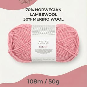 Könnte beinhalten: Eine Kugel rosa Garn mit dem Etikett "ATLAS Petiteknit", das 70 % norwegische Lammwolle und 30 % Merinowolle angibt. Das Etikett gibt auch an, dass das Garn 108 Meter und 50 Gramm wiegt.