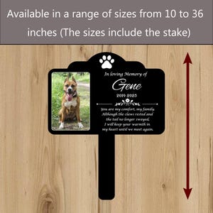 K&ouml;nnte beinhalten: Schwarzer Gedenkpfahl mit einem Foto eines Hundes und dem Text "In loving Memory of Gene 2019-2025". Erh&auml;ltlich in Gr&ouml;&szlig;en von 25.4 bis 91.4 cm. Enth&auml;lt einen Pfotenabdruck und ein Gedicht.
