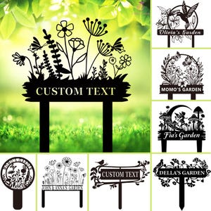 Peut inclure: Un ensemble de piquets de jardin en métal noir avec des motifs floraux et un texte personnalisable. Les piquets présentent différents motifs floraux, notamment des papillons, des fleurs et des feuilles. Le texte sur les piquets peut être personnalisé avec un nom ou un message.