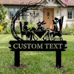 Könnte beinhalten: Schwarzer Metall-Gartenstecker mit einer Szene aus Alice im Wunderland. Das Design umfasst Silhouetten von Charakteren um einen Tisch, einen Kronleuchter und einen Ast. Die Worte "CUSTOM TEXT" sind auf dem Stecker zu sehen.