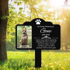 K&ouml;nnte beinhalten: Ein schwarzer Gedenk-Gartenstecker mit einem Hundefoto und dem Text "In loving Memory of Gene 2019-2025". Der Text enth&auml;lt eine herzliche Botschaft &uuml;ber Trost und W&auml;rme.
