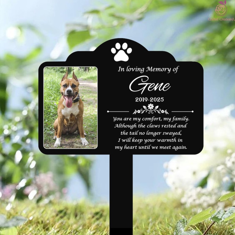 K&ouml;nnte beinhalten: Schwarzer Gedenkpfahl f&uuml;r Haustiere mit einem Hundefoto und dem Text "In loving Memory of Gene 2019-2025". Der Pfahl hat einen Pfotenabdruck und eine r&uuml;hrende Botschaft.