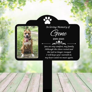 K&ouml;nnte beinhalten: Schwarzer Gedenk-Gartenstecker f&uuml;r Haustiere mit einem Hundefoto und dem Text "In loving Memory of Gene 2019-2025". Der Stecker hat einen Pfotenabdruck und ein ergreifendes Gedicht.