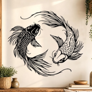 Peut inclure: Une décoration murale en métal noir représentant deux poissons koï disposés dans une composition circulaire de style yin et yang. Les poissons présentent des écailles détaillées et de longues nageoires fluides, l'un orienté vers le bas et l'autre vers le haut.