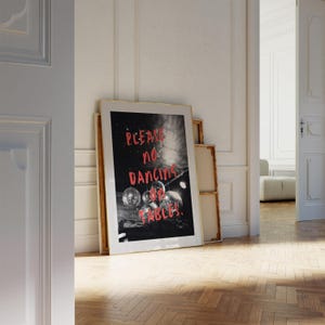 Proszę nie tańczyć na stołach | Modna sztuka ścienna w stylu disco | Oryginalny plakat cyfrowy do dekoracji jadalni | Czarno-biały wydruk z czerwonym tekstem