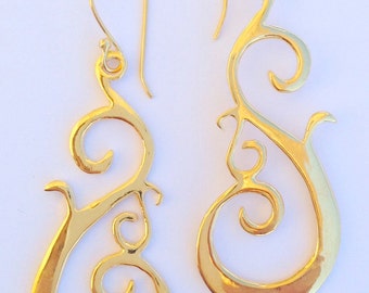Gold curlicue S curve dangling earrings