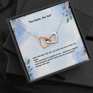 Collar de dos corazones entrelazados para ella con caja de regalo y tarjeta con mensaje romántico: joyería de aniversario, cumpleaños y San Valentín para novia.
