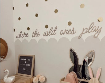 Träskylt med texten "Där de vilda leker" | Boho barnrumsinredning