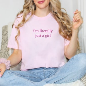 Ich bin buchstäblich nur ein Mädchen-Shirt, Komfort Farben Shirt, Girly Shirt, es Mädchen Satz, lustiges y2k meme Shirt, Geschenkideen für sie