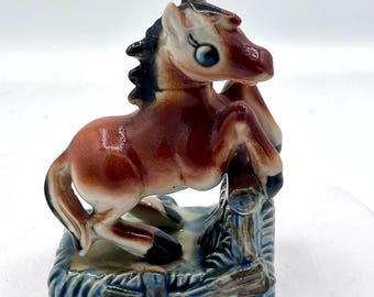Estatueta de cavalo de cerâmica vintage • c. 1950-60 Cavalo de cerâmica esmaltada de meados do século XX • Estátua decorativa de animal