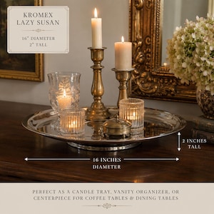 Op de afbeelding: Een rond, zilverkleurig Kromex Lazy Susan dienblad met een reflecterend oppervlak. Het dienblad heeft een diameter van 40,64 cm en is 5,08 cm hoog. Het is uitgestald met twee koperen kandelaars, twee glazen theelichthouders en een klein koperen doosje.