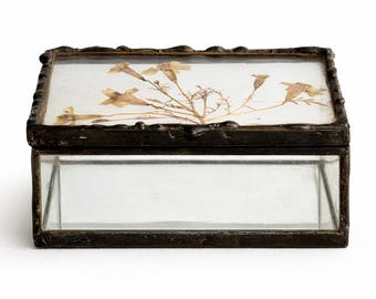 Vintage signerad smyckeskrin i målat glas 1977 | Prydnadsask i pressad blommig glas | Handgjord konstnärsglasdekor i stuga