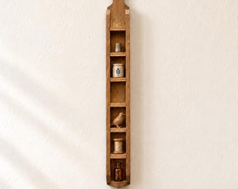 Vintage houten plankje in de vorm van een meetlat | Miniatuur vitrinekastje van 60 cm | Rustiek wandrek voor snuisterijen | Plankje voor kleine schatten