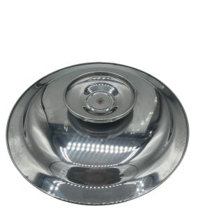 Op de afbeelding: Een rond deksel van gepolijst roestvrij staal met een reflecterende, spiegelende afwerking. Het deksel heeft een licht gewelfde vorm en een gecentreerde, ronde handgreepknop die met een kleine metalen schroef is bevestigd.