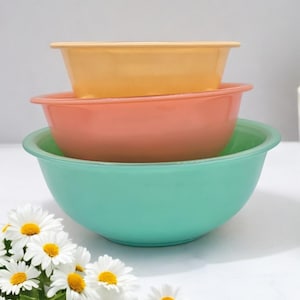Pyrex Rührschüssel-Set / Pyrex Southwest Rainbow Designs Klare Bodenmischung, die verschachtelte Schüsseln mischt / # 322, # 323, # 325 / Pyrex für den Alltag / 1990er Jahre