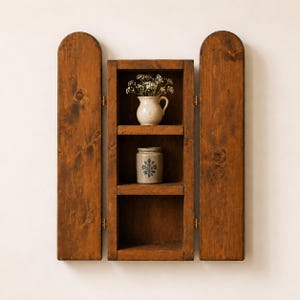 Vintage handgemaakte kiekeboe-wandkast | Primitieve houten vitrinekast | Rustieke prullaria en miniatuurplank
