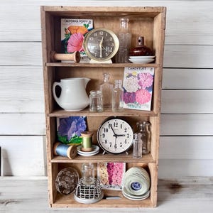 Decorazioni primaverili ed estive vintage/Scatola portaoggetti in legno vintage/Rane portafiori/Orologi vintage/Bottiglie antiche/Molti oggetti d'arredo vintage/Vignette vintage