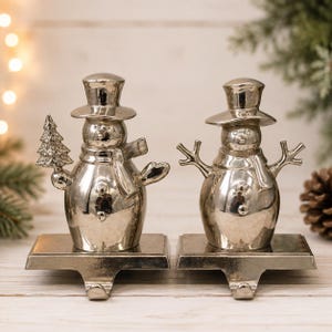 Pottery Barn verzilverde sneeuwpop-kousenhouders | Uit de collectie genomen kerstversiering voor de schoorsteenmantel | Vintage kerstkousenhaken | Set van 2