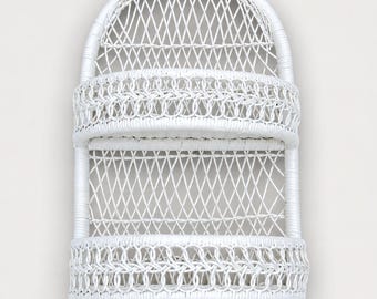 Vintage witte wandplank met twee lagen van riet | Badkamerplank in cottagecore-stijl | Opbergruimte voor de kinderkamer in boho-stijl | Wandorganizer met 3 haken | Hangende plank van rotan