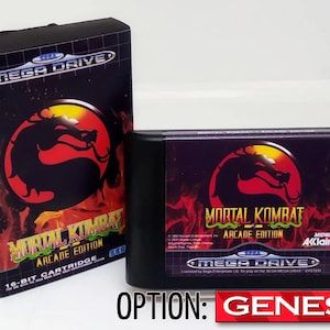 Puede incluir: Un cartucho de juego Sega Mega Drive negro con un logotipo de dragón rojo y negro. El juego es Mortal Kombat: Arcade Edition. El cartucho está en su caja original, que también es negra con un logotipo de dragón rojo y negro. La caja dice "Cartucho de 16 bits" y "Mega Drive".