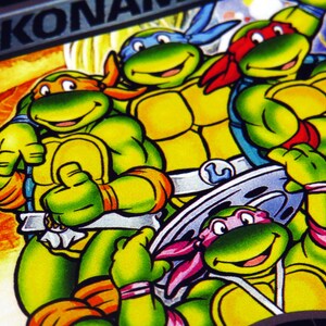 Może przedstawiać: Cztery postacie z kresk&oacute;wek Teenage Mutant Ninja Turtles w stylu komiksowym. Ż&oacute;łwie są zielone z pomarańczowymi i ż&oacute;łtymi akcentami. Ż&oacute;łwie noszą chusty w r&oacute;żnych kolorach. Tło to ż&oacute;łty i pomarańczowy krajobraz.