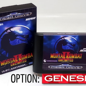 Può includere: Una cartuccia di gioco Sega Mega Drive nera con un'etichetta blu e nera. L'etichetta presenta un logo di drago e il testo "Mortal Kombat II Unlimited".
