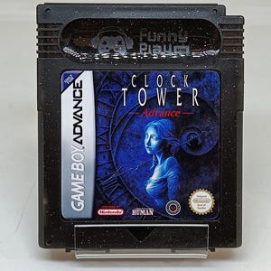 Peut inclure: Une cartouche noire Game Boy Advance pour le jeu "Clock Tower Advance". L'étiquette présente un fond bleu avec un portrait de femme. La cartouche affiche le logo "Game Boy Advance" et les logos "Nintendo" et "Human".