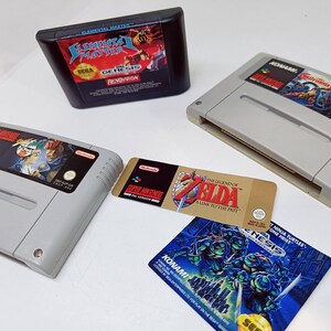 Może przedstawiać: Kolekcja gier wideo na konsole Super Nintendo i Sega Genesis. W zestawie znajdują się gry: "Street Fighter II Turbo: Hyper Fighting", "The Legend of Zelda: A Link to the Past", "Teenage Mutant Ninja Turtles: Turtles in Time" oraz "Elemental Master:  Elemental Matter".