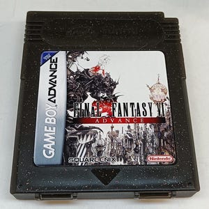 Peut inclure: Cartouche de jeu Game Boy Advance pour Final Fantasy VI Advance. La cartouche noire présente une étiquette colorée avec des illustrations et le titre du jeu. Les logos Square Enix et Nintendo sont visibles.